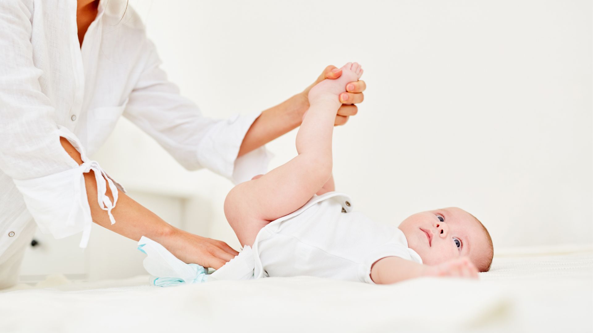 Candidaway - bambino neonato mentre cambia il pannolino