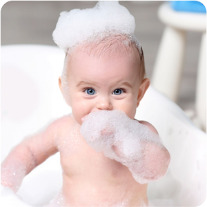 Bambino che fa il bagnetto
