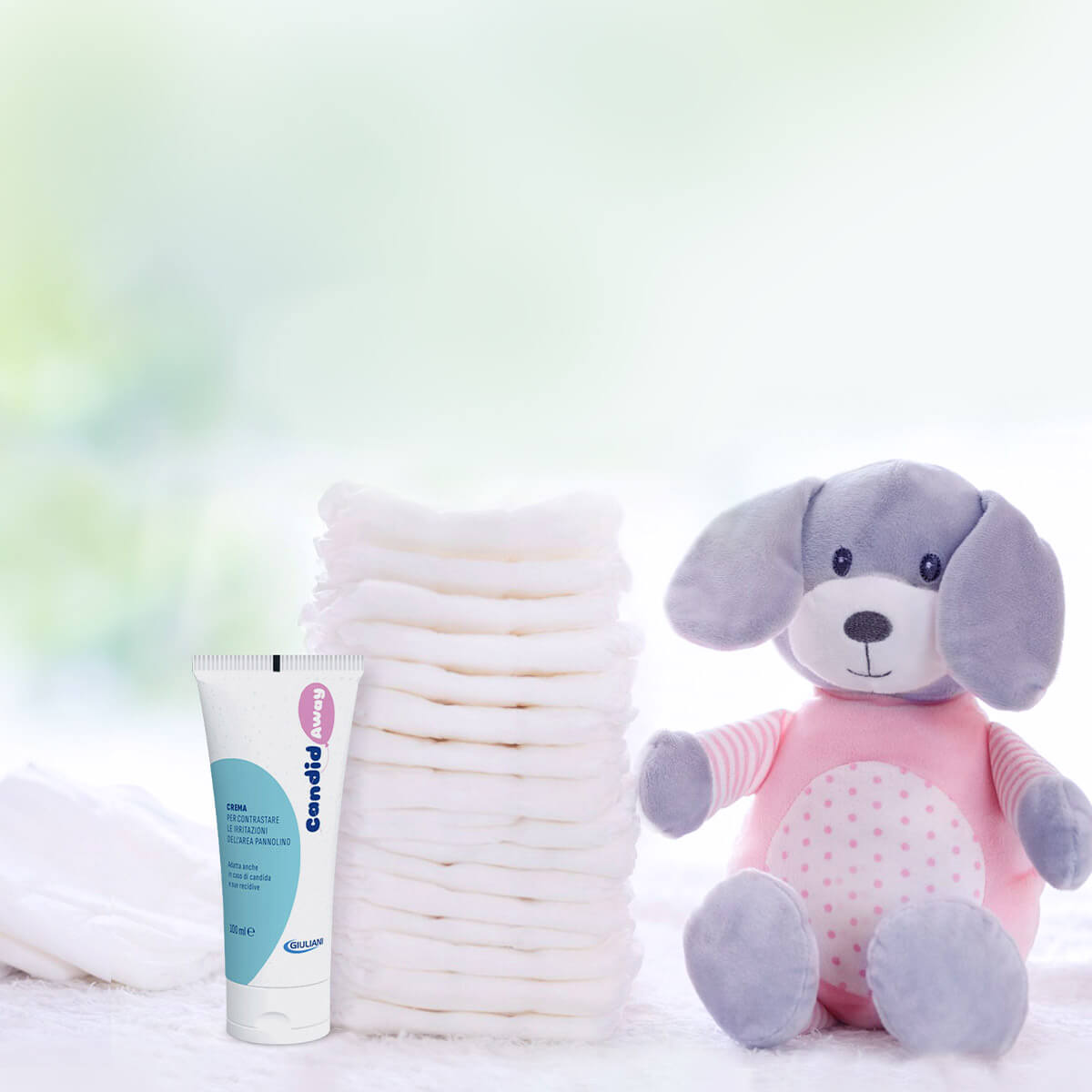 Crema Candidaway accanto a pannolini e peluche