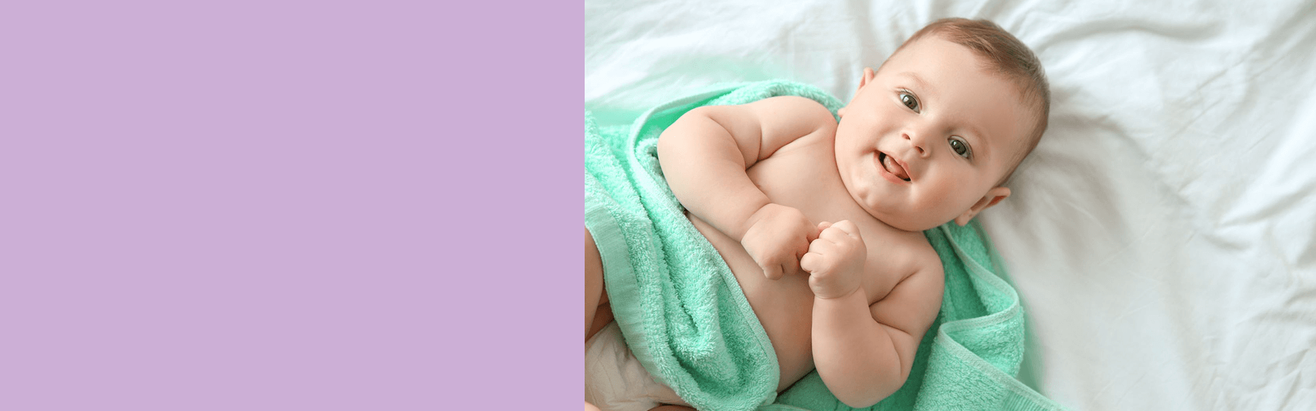 Bambino neonato al momento del cambio pannolino