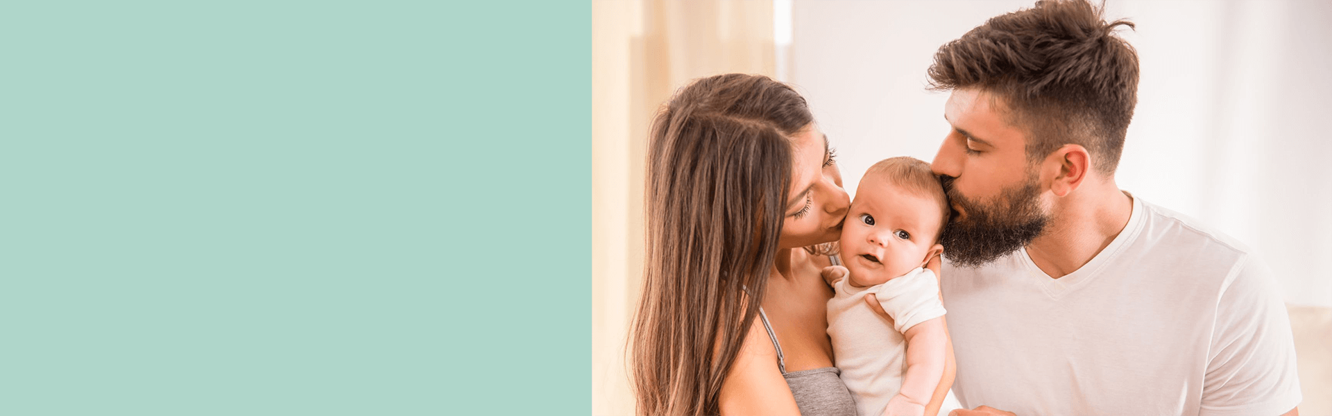 Coppia felice con un bambino neonato in braccio