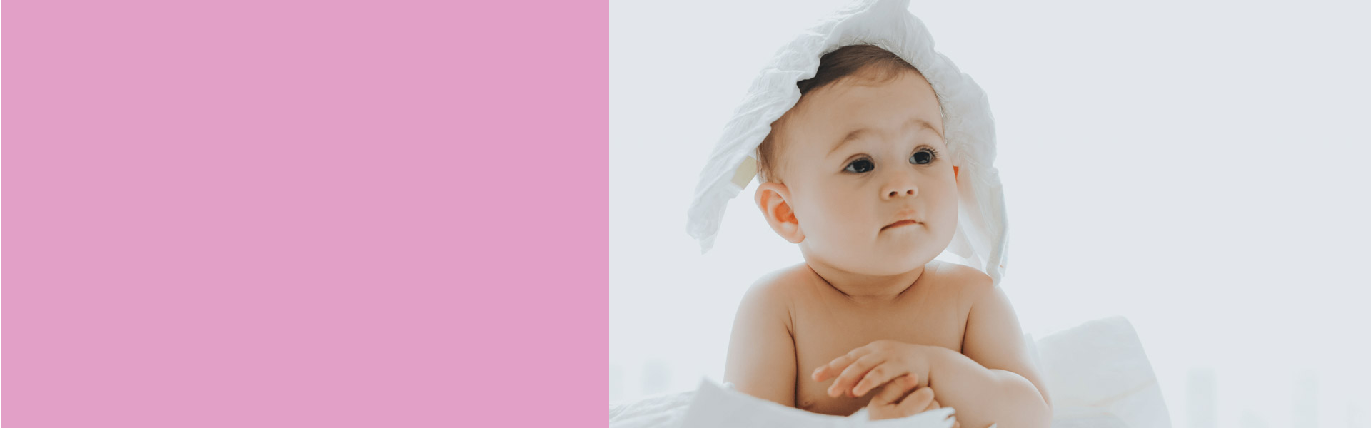 Bambino seduto tra i pannolini